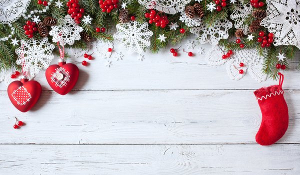 Обои на рабочий стол: christmas, decoration, merry christmas, wood, Xmas, елка, новый год, рождество, сердечки, снежинки, украшения, ягоды