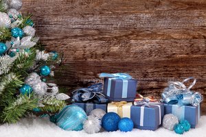 Обои на рабочий стол: decoration, fir tree, merry christmas, wood, Xmas, новый год, рождество, снег, шары