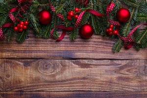 Обои на рабочий стол: balls, christmas, decoration, fir tree, merry, new year, wood, ветки ели, елка, новый год, рождество, шары