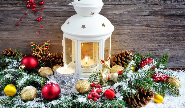 Обои на рабочий стол: christmas, decoration, декорация, ель, новый год, рождество, свечи, фонарик, шар, шишка