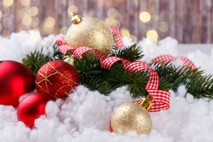 Обои на рабочий стол: balls, christmas, decoration, fir tree, happy, merry, new year, snow, ветки ели, елка, новый год, рождество, снег, шары