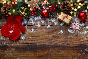 Обои на рабочий стол: christmas, decoration, fir tree, gift, happy, merry, new year, snow, wood, ветки ели, новый год, подарки, рождество, снег