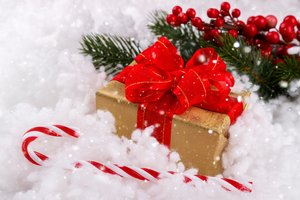 Обои на рабочий стол: christmas, decoration, fir tree, gift, happy, merry, new year, snow, ветки ели, новый год, подарок, рождество, снег