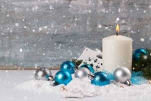 Обои на рабочий стол: balls, blue, candle, christmas, decoration, fir tree, merry, new year, snow, snowflakes, wood, ветки ели, елка, новый год, рождество, снег, снежинки, шары