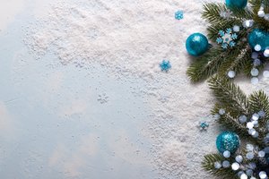 Обои на рабочий стол: balls, blue, christmas, decoration, fir tree, merry, new year, snow, snowflakes, wood, ветки ели, елка, новый год, рождество, снег, снежинки, шары