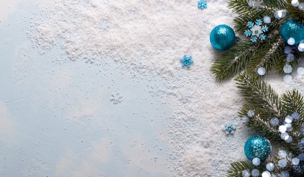 Обои на рабочий стол: balls, blue, christmas, decoration, fir tree, merry, new year, snow, snowflakes, wood, ветки ели, елка, новый год, рождество, снег, снежинки, шары