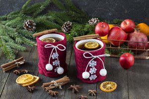 Обои на рабочий стол: apples, christmas, cookies, cup, decoration, fir tree, merry, new year, snow, tea, ветки ели, новый год, рождество, снег, украшения, яблоки