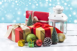 Обои на рабочий стол: christmas, decoration, gift box, lantern, merry, new year, snow, wood, Xmas, новый год, подарки, рождество, снег, украшения, фонарь