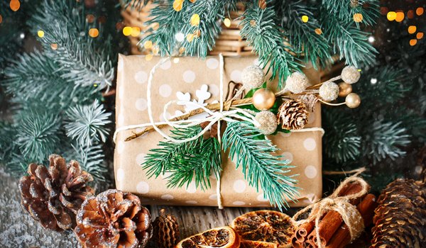 Обои на рабочий стол: balls, christmas, decoration, fir tree, gift box, merry, snow, winter, wood, ветки ели, новый год, подарки, рождество, снег, украшения