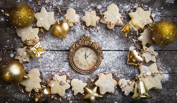 Обои на рабочий стол: christmas, cookies, decoration, new year, snow, wood, новый год, печенье, рождество, снег, украшения