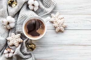 Обои на рабочий стол: christmas, coffee, cookies, cozy, cup, decoration, mug, new year, snow, winter, винтаж, кружка, новый год, рождество, свитер, снег, украшения, чашка кофе