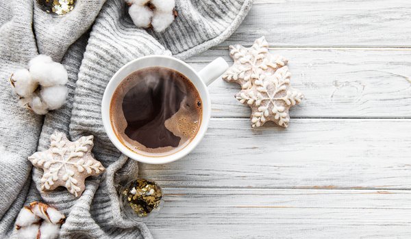 Обои на рабочий стол: christmas, coffee, cookies, cozy, cup, decoration, mug, new year, snow, winter, винтаж, кружка, новый год, рождество, свитер, снег, украшения, чашка кофе