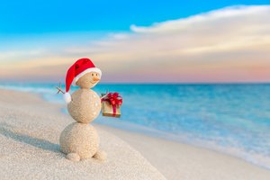 Обои на рабочий стол: beach, christmas, decoration, happy, holiday celebration, merry christmas, new year, sand, sea, snowman, Xmas, море, новый год, песок, пляж, рождество, снеговик