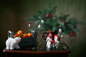 Обои на рабочий стол: ветки, елочные игрушки, мандарины, мишка, новый год, праздник, снеговички, столик, хвоя, ящик