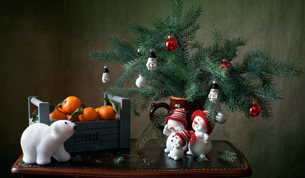 Обои на рабочий стол: ветки, елочные игрушки, мандарины, мишка, новый год, праздник, снеговички, столик, хвоя, ящик
