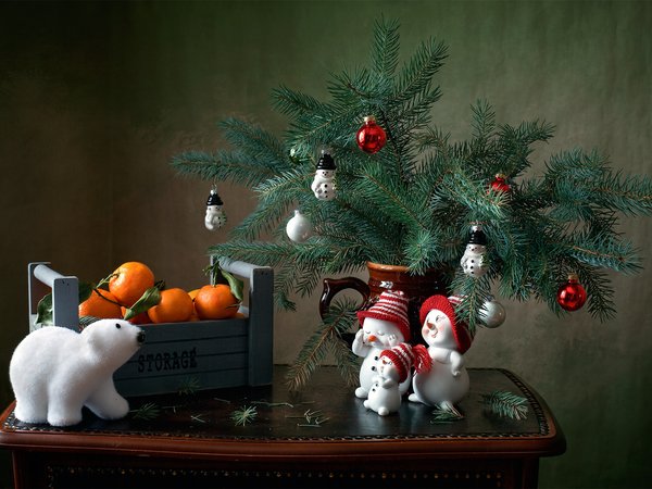 ветки, елочные игрушки, мандарины, мишка, новый год, праздник, снеговички, столик, хвоя, ящик