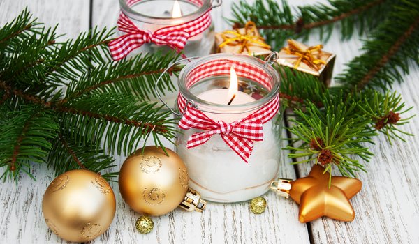 Обои на рабочий стол: balls, candle, christmas, decoration, fir tree, merry, wood, ветки ели, новый год, рождество, свечи, украшения, шары