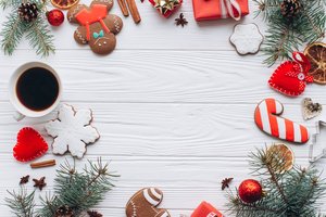 Обои на рабочий стол: christmas, cookies, decoration, fir tree, gingerbread, merry, new year, wood, ветки ели, новый год, печенье, пряники, рождество, украшения