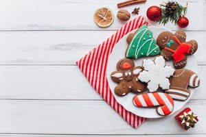 Обои на рабочий стол: christmas, cookies, decoration, gingerbread, merry, new year, wood, новый год, печенье, пряники, рождество, украшения