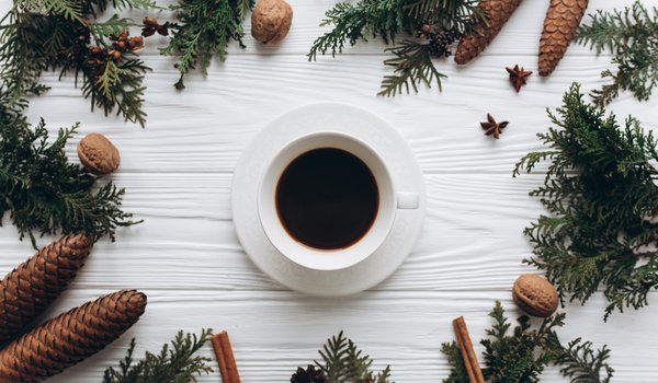 Обои на рабочий стол: christmas, coffe, cup, decoration, fir tree, merry, new year, wood, ветки ели, новый год, рождество, украшения, чашка кофе