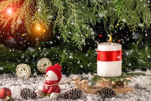 Обои на рабочий стол: christmas, decoration, fir tree, merry, snow, snowman, winter, wood, ветки ели, игрушки, новый год, рождество, снег, снеговик, украшения