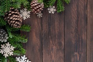 Обои на рабочий стол: christmas, decoration, fir tree, merry, new year, wood, ветки ели, новый год, рождество, украшения