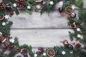 Обои на рабочий стол: christmas, decoration, fir tree, merry, new year, wood, ветки ели, новый год, рождество, украшения
