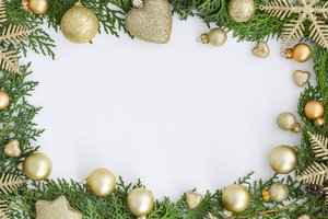 Обои на рабочий стол: balls, christmas, decoration, fir tree, golden, heart, merry, new year, ветки ели, новый год, рождество, украшения, шары
