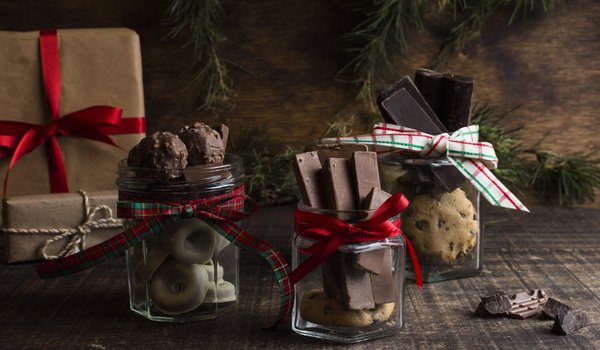 Обои на рабочий стол: chocolate, christmas, cookies, decoration, gift, merry, new year, wood, новый год, печенье, подарок, рождество, украшения, шоколад