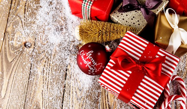 Обои на рабочий стол: christmas, decoration, gift box, merry, new year, wood, новый год, подарки, рождество, украшения