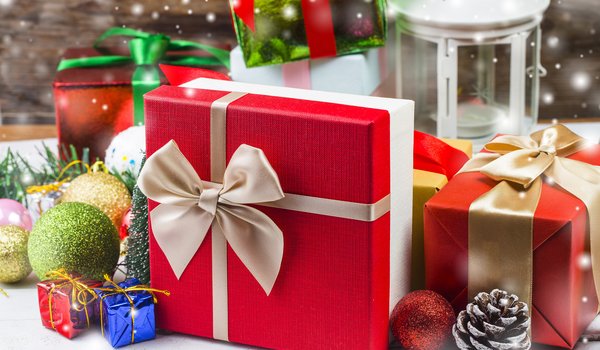 Обои на рабочий стол: balls, christmas, decoration, gift box, merry, new year, wood, новый год, подарки, рождество, украшения, шары