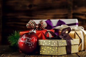 Обои на рабочий стол: christmas, decoration, gift box, merry, new year, wood, Xmas, новый год, подарки, рождество, украшения