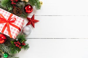 Обои на рабочий стол: christmas, decoration, fir tree, gift box, merry, new year, wood, Xmas, ветки ели, новый год, подарки, рождество, украшения