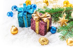 Обои на рабочий стол: christmas, decoration, fir tree, gift box, happy, merry, new year, snow, ветки ели, новый год, подарки, рождество, снег, украшения