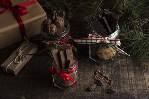Обои на рабочий стол: chocolate, christmas, cookies, decoration, gift, merry, new year, wood, новый год, печенье, подарок, рождество, украшения, шоколад