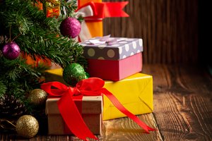 Обои на рабочий стол: balls, christmas, decoration, fir tree, gift box, new year, елка, новый год, подарки, рождество, украшения, шары