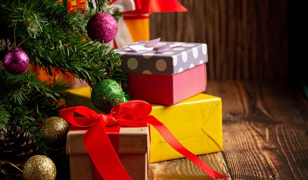 Обои на рабочий стол: balls, christmas, decoration, fir tree, gift box, new year, елка, новый год, подарки, рождество, украшения, шары