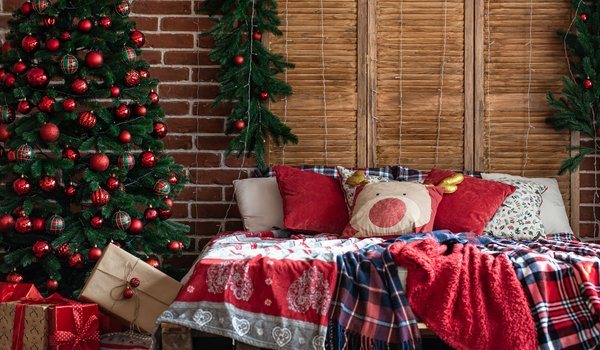 Обои на рабочий стол: balls, christmas, decoration, fir tree, interior, merry, winter, елка, интерьер, кровать, новый год, плед, подарки, подушки, рождество, украшения, шары