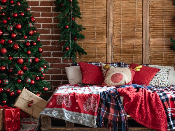 balls, christmas, decoration, fir tree, interior, merry, winter, елка, интерьер, кровать, новый год, плед, подарки, подушки, рождество, украшения, шары
