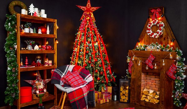 Обои на рабочий стол: balls, christmas, decoration, design, fir tree, gift, home, interior, merry, new year, room, елка, новый год, подарки, рождество, украшения, шары