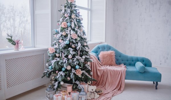 Обои на рабочий стол: balls, christmas, decoration, design, fir tree, gift, home, interior, merry, new year, room, елка, новый год, подарки, рождество, украшения, шары