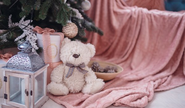 Обои на рабочий стол: balls, christmas, decoration, design, fir tree, gift, home, interior, lantern, merry, new year, pink, room, teddy bear, елка, новый год, подарки, рождество, украшения, шары