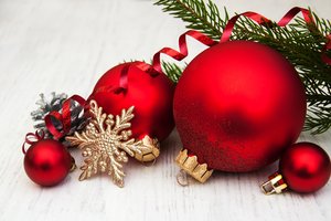 Обои на рабочий стол: balls, christmas, decoration, fir tree, merry, ветки ели, новый год, рождество, украшения, шары