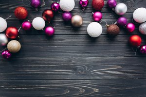 Обои на рабочий стол: balls, christmas, decoration, merry, new year, wood, новый год, рождество, украшения, шары