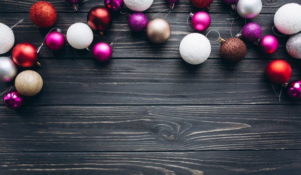 Обои на рабочий стол: balls, christmas, decoration, merry, new year, wood, новый год, рождество, украшения, шары