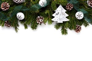 Обои на рабочий стол: balls, christmas, decoration, fir tree, merry, new year, wood, ветки ели, новый год, рождество, украшения, шары