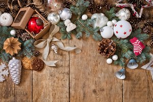 Обои на рабочий стол: balls, christmas, decoration, fir tree, merry, new year, wood, Xmas, ветки ели, новый год, рождество, украшения, шары