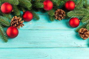 Обои на рабочий стол: balls, christmas, decoration, fir tree, merry, new year, wood, Xmas, ветки ели, новый год, рождество, украшения, шары