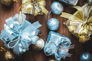 Обои на рабочий стол: balls, blue, christmas, decoration, gift, golden, merry, new year, wood, новый год, подарки, рождество, украшения, шары