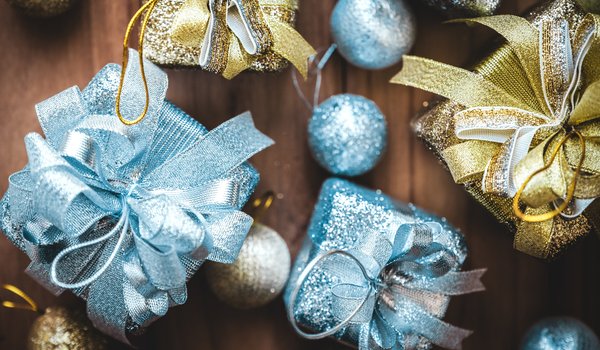 Обои на рабочий стол: balls, blue, christmas, decoration, gift, golden, merry, new year, wood, новый год, подарки, рождество, украшения, шары